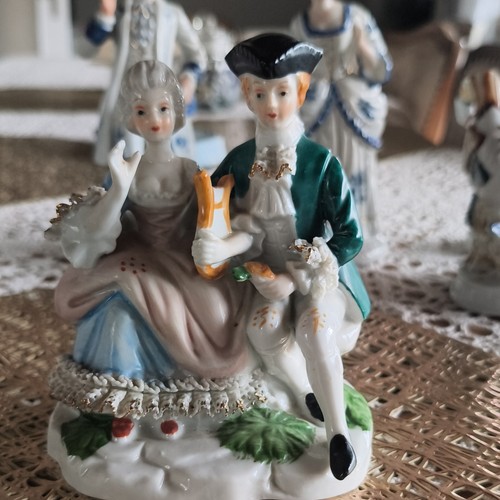 Porzellanfigur sitzendes