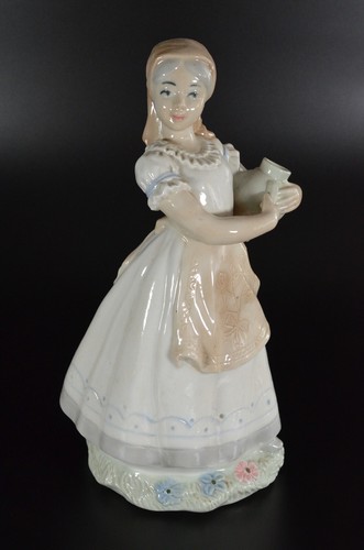 Porzellan figur mädchen mit - porzellan-figur,