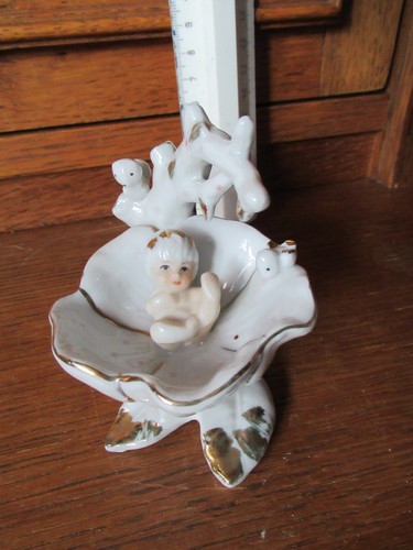 Porzellanfigur eines babys - babys, in