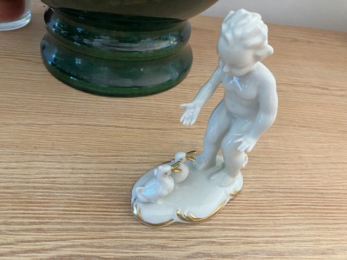 Putto kind füttert entchen - kind,