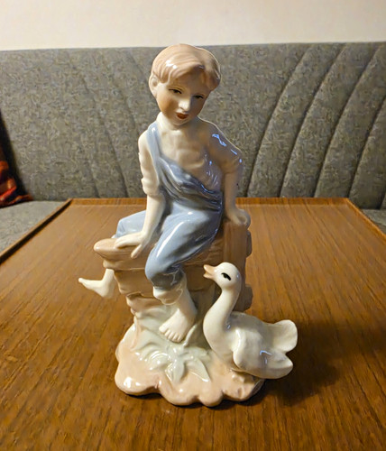 Porzellanfigur junge sitzend - porzellanfigur,